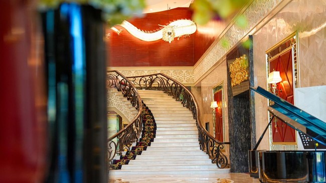 Momen Hangat The Trans Luxury Hotel Surabaya Sambut Tamu Pertama