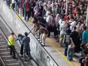 Viral Penumpang Wanita Terjatuh ke Rel dari Peron di Stasiun Manggarai