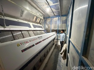 Lima Puluh Keluarga di Balik Deru Mesin Beras Widasari Indramayu