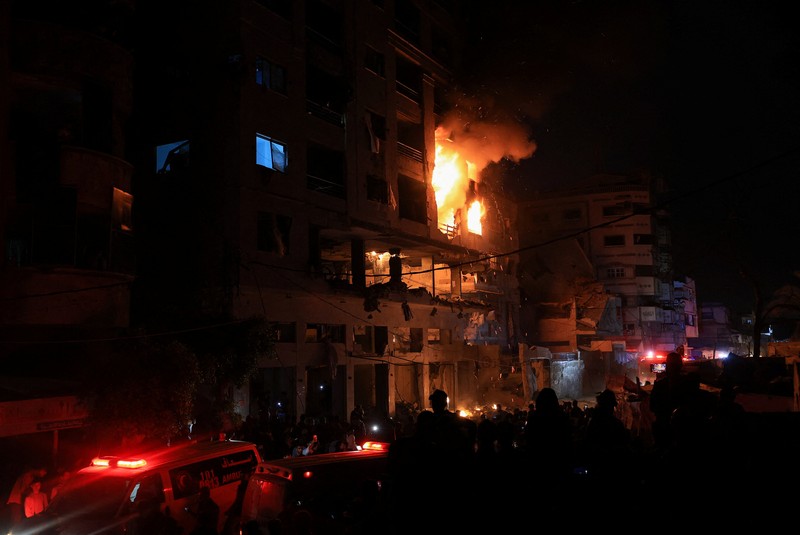 Api berkobar di sebuah apartemen tempat tinggal setelah penembakan oleh Israel, menurut Kementerian Kesehatan, di Kota Gaza, 15 Mei 2026. (REUTERS/Dawoud Abu Alkas)