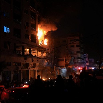 Api berkobar di sebuah apartemen tempat tinggal setelah penembakan oleh Israel, menurut Kementerian Kesehatan, di Kota Gaza, 15 Mei 2026. (REUTERS/Dawoud Abu Alkas)