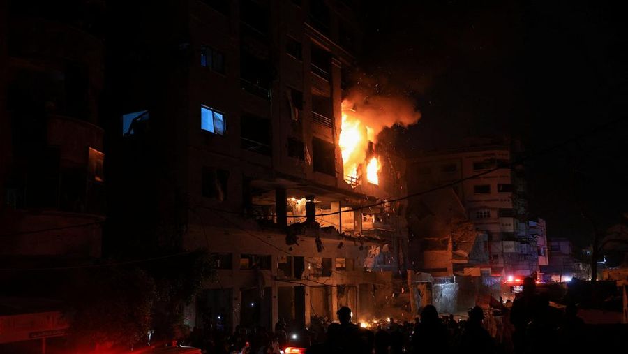 Api berkobar di sebuah apartemen tempat tinggal setelah penembakan oleh Israel, menurut Kementerian Kesehatan, di Kota Gaza, 15 Mei 2026. (REUTERS/Dawoud Abu Alkas)