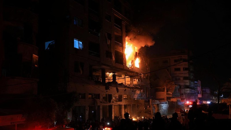 Api berkobar di sebuah apartemen tempat tinggal setelah penembakan oleh Israel, menurut Kementerian Kesehatan, di Kota Gaza, 15 Mei 2026. (REUTERS/Dawoud Abu Alkas)