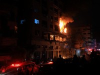 Api berkobar di sebuah apartemen tempat tinggal setelah penembakan oleh Israel, menurut Kementerian Kesehatan, di Kota Gaza, 15 Mei 2026. (REUTERS/Dawoud Abu Alkas)