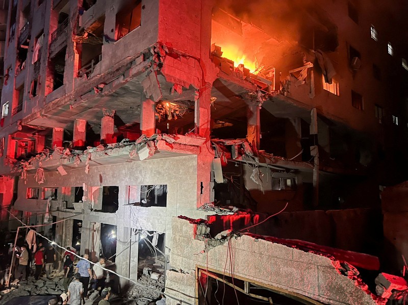 Api berkobar di sebuah apartemen tempat tinggal setelah penembakan oleh Israel, menurut Kementerian Kesehatan, di Kota Gaza, 15 Mei 2026. (REUTERS/Dawoud Abu Alkas)