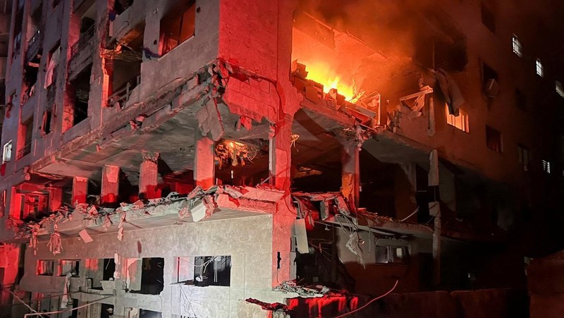 Api berkobar di sebuah apartemen tempat tinggal setelah penembakan oleh Israel, menurut Kementerian Kesehatan, di Kota Gaza, 15 Mei 2026.