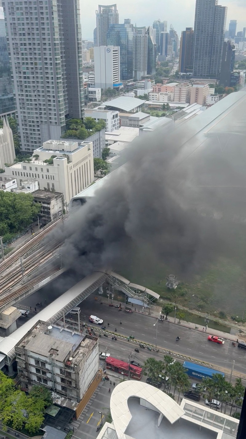 Petugas layanan darurat bekerja di lokasi kecelakaan di Jalan Asok-Din Daeng, Bangkok, Thailand, 16 Mei 2026, yang mengakibatkan beberapa korban jiwa akibat tabrakan kereta api dengan bus dan beberapa mobil. (REUTERS/Athit Perawongmetha)