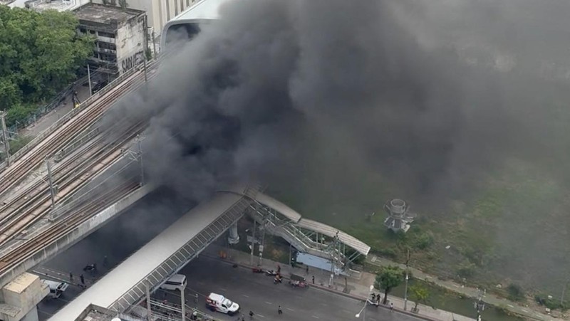 Asap mengepul dari stasiun kereta api menyusul laporan tabrakan antara kereta api dan bus di Bangkok, Thailand, 16 Mei 2026, dalam tangkapan layar yang diambil dari video media sosial ini.