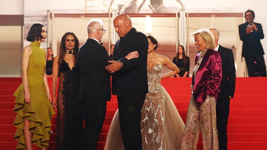 Delegasi Umum Festival Film Cannes Thierry Fremaux, Presiden Festival Film Cannes Iris Knobloch, Jordana Brewster, Michelle Rodriguez, Neal H. Moritz, Meadow Walker dan Vin Diesel, berpose di karpet merah untuk pemutaran film