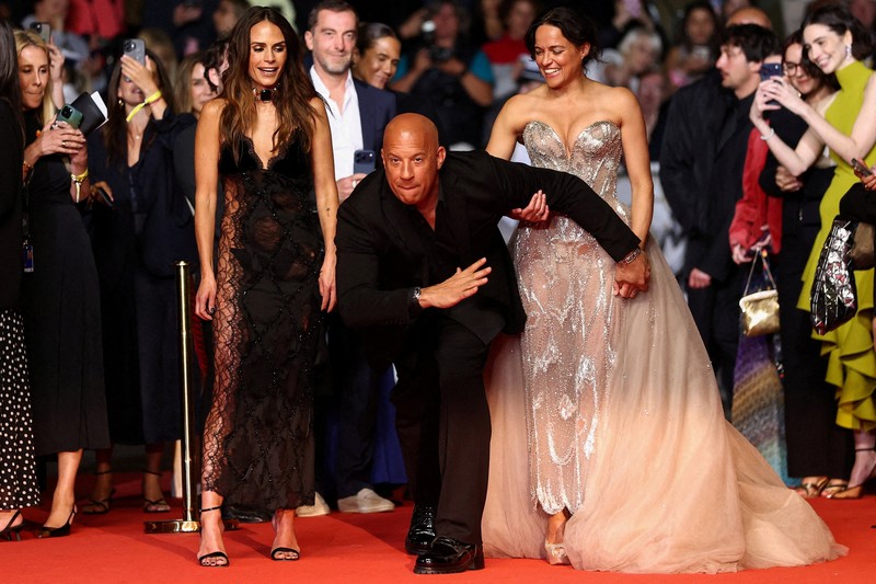 Jordana Brewster, Michelle Rodriguez, dan Vin Diesel berpose di karpet merah untuk pemutaran film