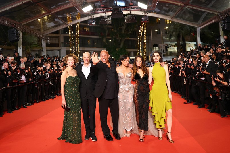 Jordana Brewster, Michelle Rodriguez, dan Vin Diesel berpose di karpet merah untuk pemutaran film