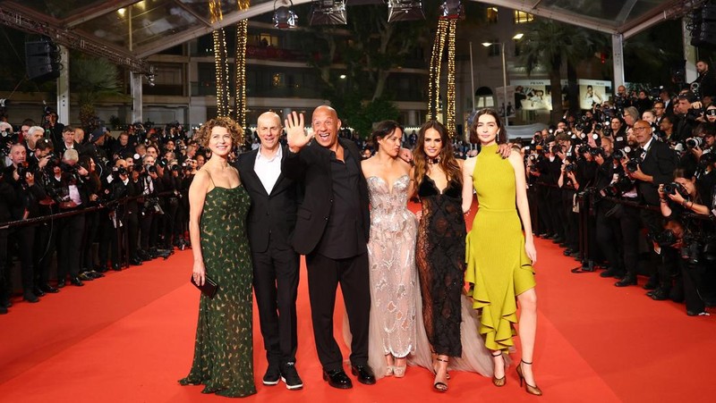 Jordana Brewster, Michelle Rodriguez, Neal H. Moritz, Meadow Walker, Vin Diesel, dan Donna Langley berpose di karpet merah untuk pemutaran film