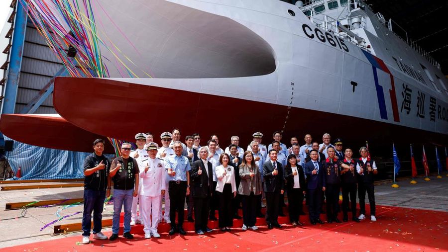 Menteri Dewan Urusan Kelautan Taiwan, Kuan Bi-ling, berpose untuk foto bersama di acara peluncuran kapal patroli katamaran kelas Anping CG615 di Kaohsiung, Taiwan, 15 Mei 2026.