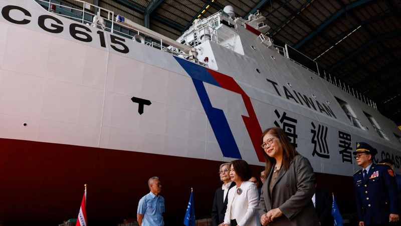 Menteri Dewan Urusan Kelautan Taiwan, Kuan Bi-ling, menghadiri acara peluncuran kapal patroli katamaran kelas Anping CG615 di Kaohsiung, Taiwan, 15 Mei 2026.