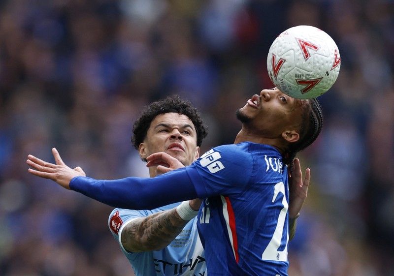 Para pemain dan staf Manchester City merayakan kemenangan dengan trofi Piala FA usai final melawan Chelsea FC di Stadion Wembley, Sabtu (16/5/2026). (Images via Reuters/Peter Cziborra)
