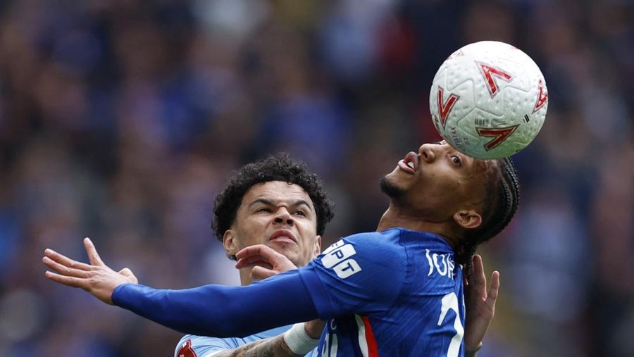 Nico O'Reilly dari Manchester City beraksi menghadapi Joao Pedro dari Chelsea FC pada final Piala FA di Stadion Wembley, Sabtu (16/5/2026).
