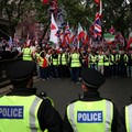 Para petugas polisi berjaga-jaga saat para pengunjuk rasa berkumpul pada hari unjuk rasa "Satukan Kerajaan".