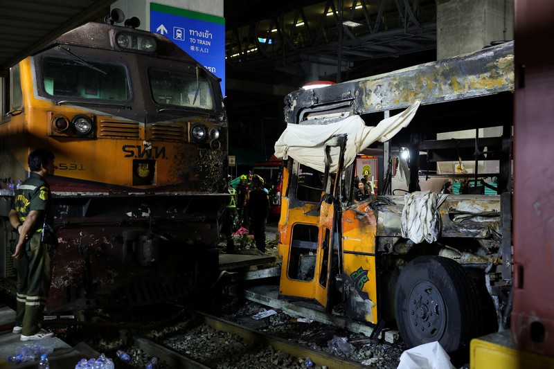 Petugas layanan darurat bekerja di lokasi kecelakaan di Jalan Asok-Din Daeng, Bangkok, Thailand, 16 Mei 2026, yang mengakibatkan beberapa korban jiwa akibat tabrakan kereta api dengan bus dan beberapa mobil. (REUTERS/Athit Perawongmetha)