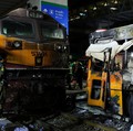 Pemandangan kereta api dan bus setelah bertabrakan dengan beberapa mobil di Jalan Asok-Din Daeng, menyebabkan beberapa korban jiwa, di Bangkok, Thailand, 16 Mei 2026. (REUTERS/Athit Perawongmetha)