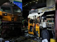 Pemandangan kereta api dan bus setelah bertabrakan dengan beberapa mobil di Jalan Asok-Din Daeng, menyebabkan beberapa korban jiwa, di Bangkok, Thailand, 16 Mei 2026. (REUTERS/Athit Perawongmetha)