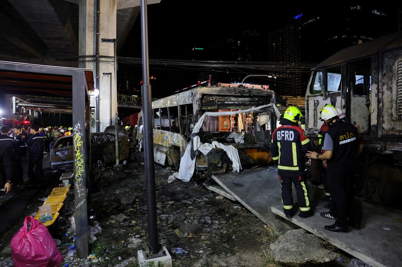 Petugas layanan darurat bekerja di lokasi kecelakaan di Jalan Asok-Din Daeng, Bangkok, Thailand, 16 Mei 2026, yang mengakibatkan beberapa korban jiwa akibat tabrakan kereta api dengan bus dan beberapa mobil. (REUTERS/Athit Perawongmetha)
