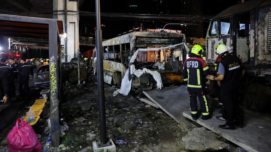 Petugas layanan darurat bekerja di lokasi kecelakaan di Jalan Asok-Din Daeng, Bangkok, Thailand, 16 Mei 2026, yang mengakibatkan beberapa korban jiwa akibat tabrakan kereta api dengan bus dan beberapa mobil.