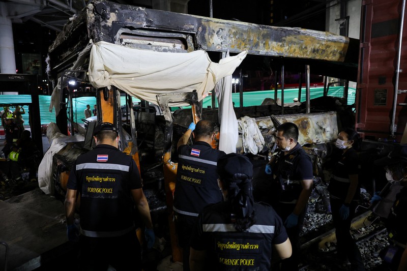 Petugas layanan darurat bekerja di lokasi kecelakaan di Jalan Asok-Din Daeng, Bangkok, Thailand, 16 Mei 2026, yang mengakibatkan beberapa korban jiwa akibat tabrakan kereta api dengan bus dan beberapa mobil. (REUTERS/Athit Perawongmetha)