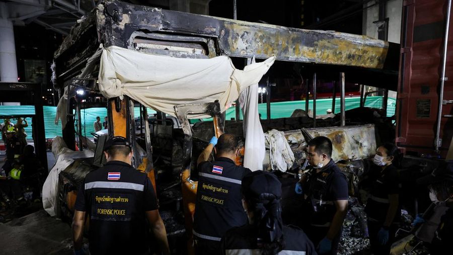 Petugas layanan darurat bekerja di lokasi kecelakaan di Jalan Asok-Din Daeng, Bangkok, Thailand, 16 Mei 2026, yang mengakibatkan beberapa korban jiwa akibat tabrakan kereta api dengan bus dan beberapa mobil.
