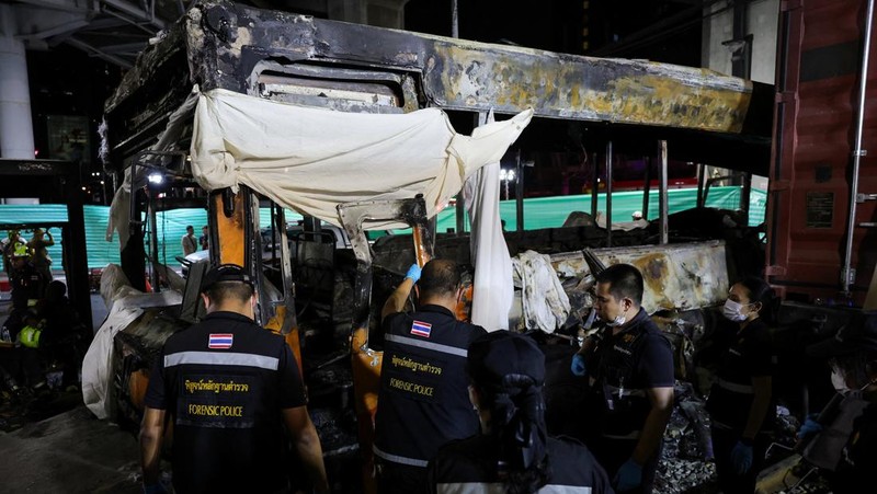 Petugas layanan darurat bekerja di lokasi kecelakaan di Jalan Asok-Din Daeng, Bangkok, Thailand, 16 Mei 2026, yang mengakibatkan beberapa korban jiwa akibat tabrakan kereta api dengan bus dan beberapa mobil.