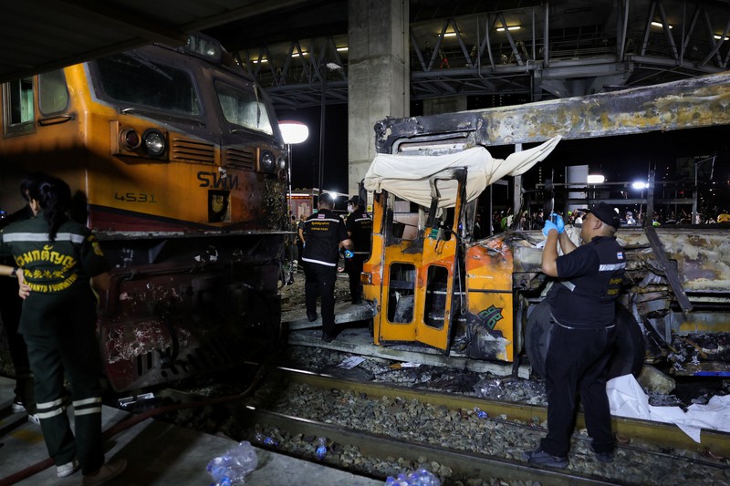 Petugas layanan darurat bekerja di lokasi kecelakaan di Jalan Asok-Din Daeng, Bangkok, Thailand, 16 Mei 2026, yang mengakibatkan beberapa korban jiwa akibat tabrakan kereta api dengan bus dan beberapa mobil. (REUTERS/Athit Perawongmetha)