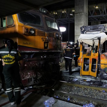 Petugas layanan darurat bekerja di lokasi kecelakaan di Jalan Asok-Din Daeng, Bangkok, Thailand, 16 Mei 2026, yang mengakibatkan beberapa korban jiwa akibat tabrakan kereta api dengan bus dan beberapa mobil. (REUTERS/Athit Perawongmetha)