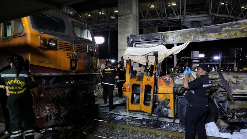 Petugas layanan darurat bekerja di lokasi kecelakaan di Jalan Asok-Din Daeng, Bangkok, Thailand, 16 Mei 2026, yang mengakibatkan beberapa korban jiwa akibat tabrakan kereta api dengan bus dan beberapa mobil. (REUTERS/Athit Perawongmetha)