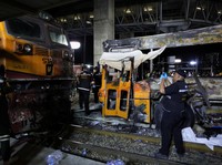 Petugas layanan darurat bekerja di lokasi kecelakaan di Jalan Asok-Din Daeng, Bangkok, Thailand, 16 Mei 2026, yang mengakibatkan beberapa korban jiwa akibat tabrakan kereta api dengan bus dan beberapa mobil. (REUTERS/Athit Perawongmetha)