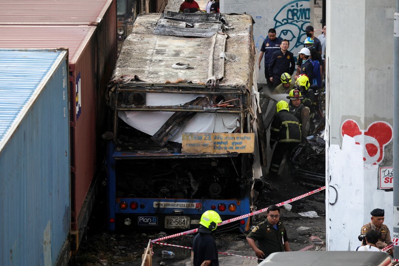 Petugas layanan darurat bekerja di lokasi kecelakaan di Jalan Asok-Din Daeng, Bangkok, Thailand, 16 Mei 2026, yang mengakibatkan beberapa korban jiwa akibat tabrakan kereta api dengan bus dan beberapa mobil. (REUTERS/Athit Perawongmetha)