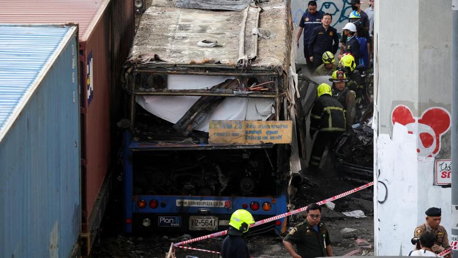Petugas layanan darurat bekerja di lokasi kecelakaan di Jalan Asok-Din Daeng, Bangkok, Thailand, 16 Mei 2026, yang mengakibatkan beberapa korban jiwa akibat tabrakan kereta api dengan bus dan beberapa mobil.