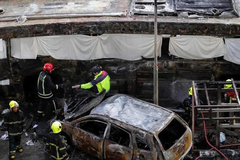Petugas layanan darurat bekerja di lokasi kecelakaan di Jalan Asok-Din Daeng, Bangkok, Thailand, 16 Mei 2026, yang mengakibatkan beberapa korban jiwa akibat tabrakan kereta api dengan bus dan beberapa mobil. (REUTERS/Athit Perawongmetha)