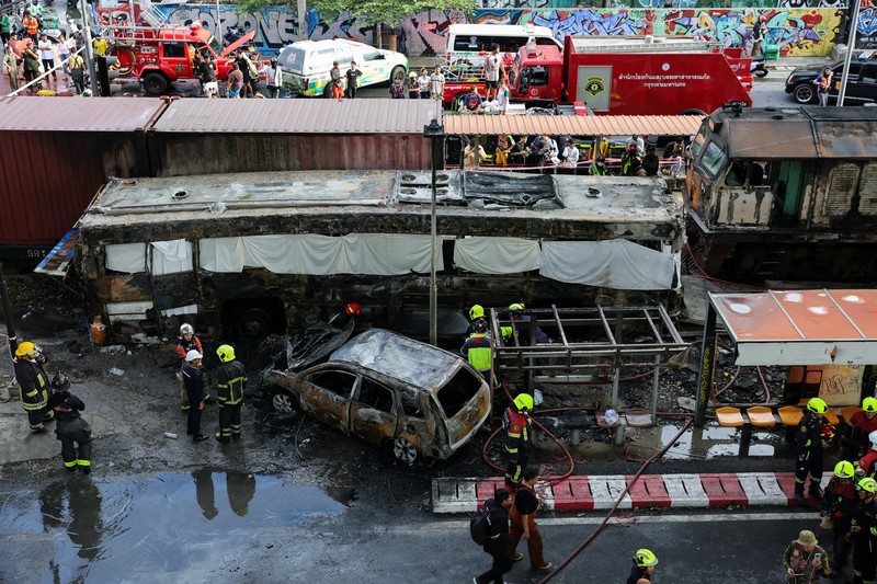 Petugas layanan darurat bekerja di lokasi kecelakaan di Jalan Asok-Din Daeng, Bangkok, Thailand, 16 Mei 2026, yang mengakibatkan beberapa korban jiwa akibat tabrakan kereta api dengan bus dan beberapa mobil. (REUTERS/Athit Perawongmetha)