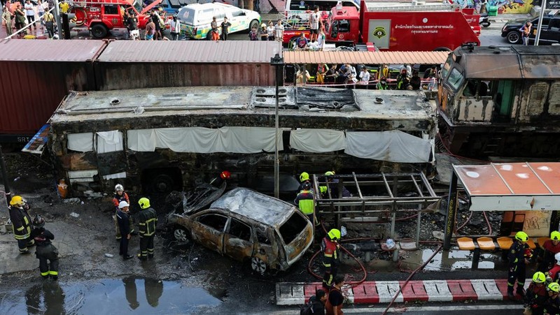 Petugas layanan darurat bekerja di lokasi kecelakaan di Jalan Asok-Din Daeng, Bangkok, Thailand, 16 Mei 2026, yang mengakibatkan beberapa korban jiwa akibat tabrakan kereta api dengan bus, beberapa mobil, dan sepeda motor.