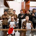 Presiden Prabowo Subianto menerima Delegasi Hisense yang disaksikan penandatanganan MoU dengan Danantara di Kertanegara, Jakarta, Jumat (15/5/2026). (Instagram/sekretariat.kabinet)