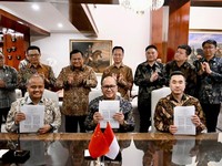 Presiden Prabowo Subianto menerima Delegasi Hisense yang disaksikan penandatanganan MoU dengan Danantara di Kertanegara, Jakarta, Jumat (15/5/2026). (Instagram/sekretariat.kabinet)