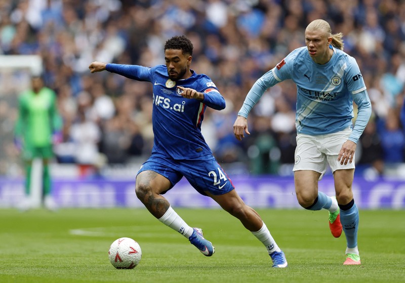 Para pemain dan staf Manchester City merayakan kemenangan dengan trofi Piala FA usai final melawan Chelsea FC di Stadion Wembley, Sabtu (16/5/2026). (Images via Reuters/Peter Cziborra)