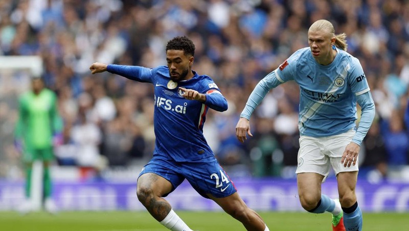 Reece James dari Chelsea FC berduel dengan Erling Haaland dari Manchester City pada final Piala FA di Stadion Wembley, Sabtu (16/5/2026).