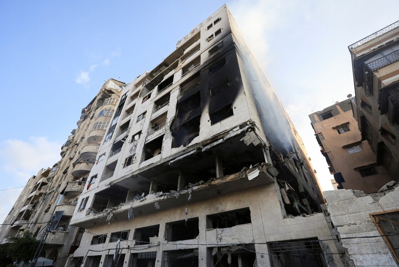 Api berkobar di sebuah apartemen tempat tinggal setelah penembakan oleh Israel, menurut Kementerian Kesehatan, di Kota Gaza, 15 Mei 2026. (REUTERS/Dawoud Abu Alkas)
