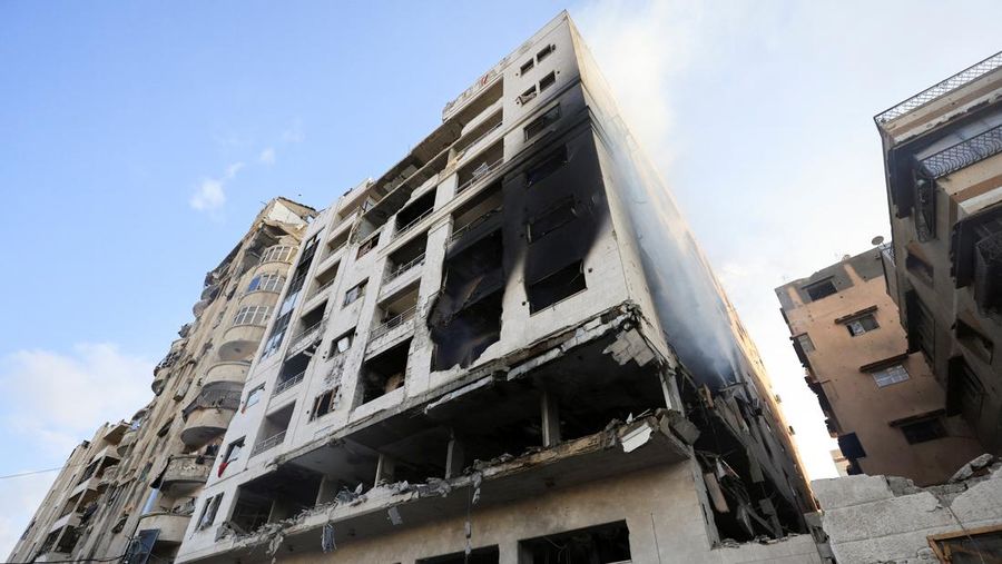 Sebuah bangunan tempat tinggal yang rusak akibat serangan udara Israel pada hari Jumat, di Kota Gaza, 16 Mei 2026.