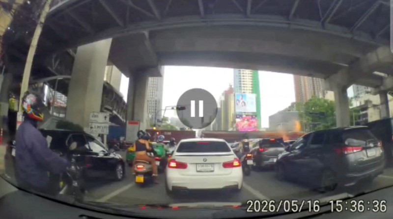 Petugas layanan darurat bekerja di lokasi kecelakaan di Jalan Asok-Din Daeng, Bangkok, Thailand, 16 Mei 2026, yang mengakibatkan beberapa korban jiwa akibat tabrakan kereta api dengan bus dan beberapa mobil. (REUTERS/Athit Perawongmetha)