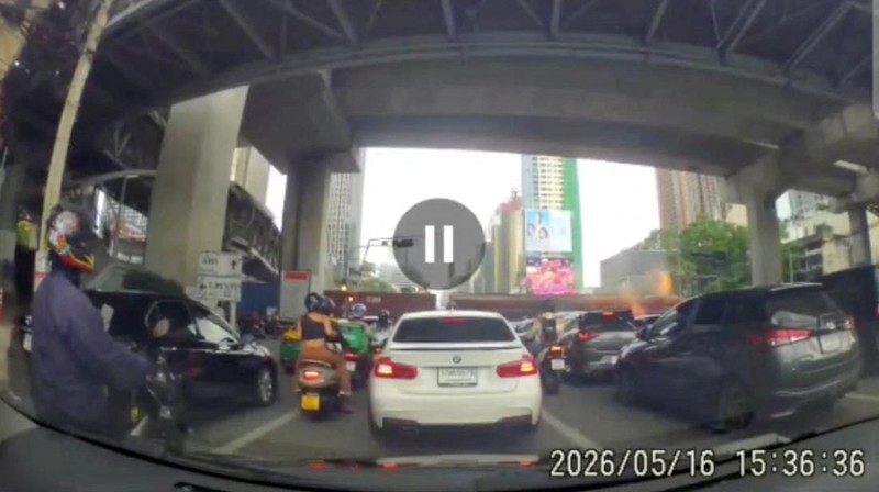 Sebuah video dari dashcam menunjukkan sebuah kereta api dan sebuah bus bertabrakan di Bangkok, Thailand, pada 16 Mei 2026, seperti yang terlihat dalam tangkapan layar dari video media sosial.