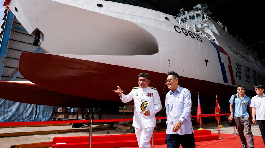 Seorang anggota Angkatan Laut menghadiri upacara penamaan kapal patroli katamaran kelas Anping yang baru, CG615, di Kaohsiung, Taiwan, 15 Mei 2026.