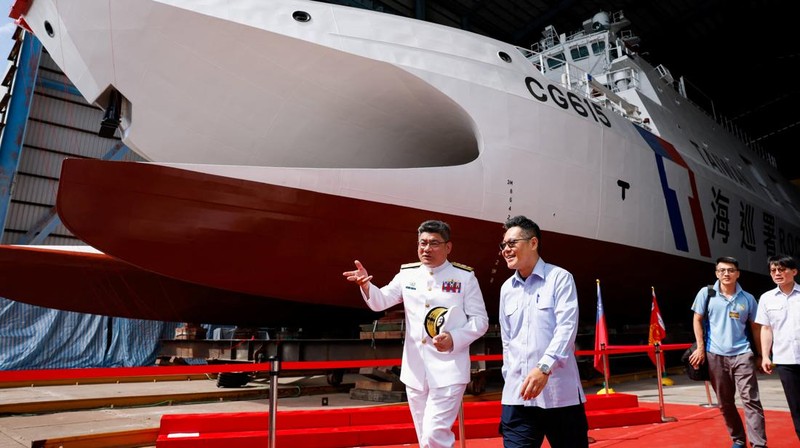 Seorang anggota Angkatan Laut menghadiri upacara penamaan kapal patroli katamaran kelas Anping yang baru, CG615, di Kaohsiung, Taiwan, 15 Mei 2026.