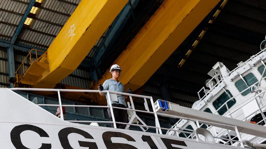 Seorang anggota staf terlihat di atas kapal patroli katamaran kelas Anping yang baru, CG615, di Kaohsiung, Taiwan, 15 Mei 2026.