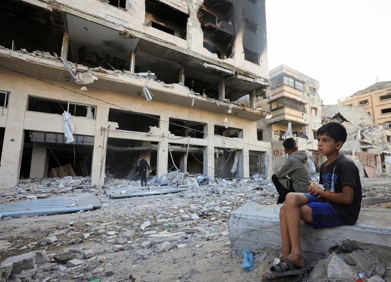 Api berkobar di sebuah apartemen tempat tinggal setelah penembakan oleh Israel, menurut Kementerian Kesehatan, di Kota Gaza, 15 Mei 2026. (REUTERS/Dawoud Abu Alkas)